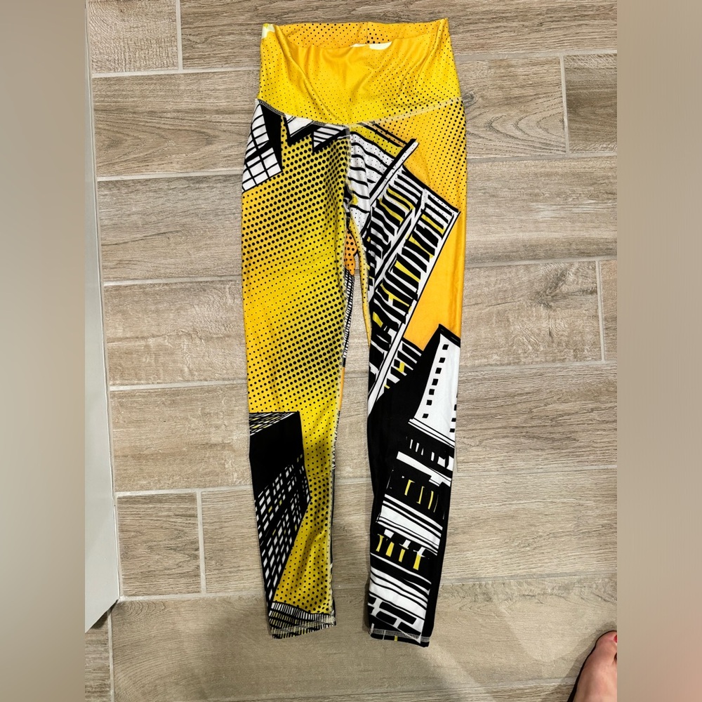 Niyama Sol Barefoot leggings. DOWNTOWN POP size small